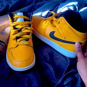 Air Jordan 1 yellow and black size 4 kids